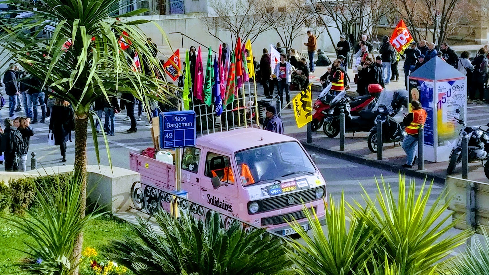 camion rose dans son élément